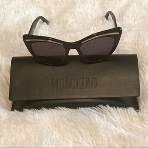 Moschino sunglasses 🕶